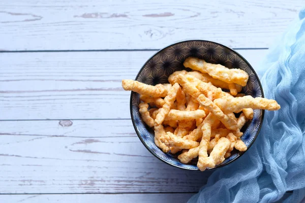 Bowl with tasty potato chips on wooden background . — Stock Photo, Image