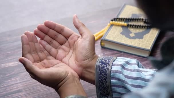 Мусульманин, молящийся во время рамадана — стоковое видео