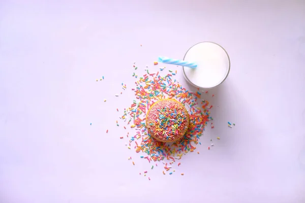 Вид зверху на пончики та молоко на білому  . — стокове фото