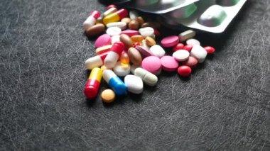 Renkli hapları ve siyah arka planda su toplayan paketleri kapat 