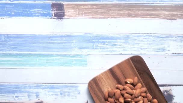 Ovanifrån av mandel och avokado på hackbrädan. — Stockvideo