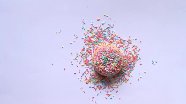 Bovenaanzicht van donuts en melk op wit . — Stockvideo