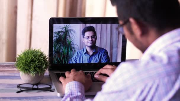 Взгляд делового человека на видеоконференцию, обсуждающего стратегию — стоковое видео