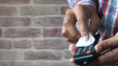 Kişisel el temizleme TV uzaktan kumandasını kapat 