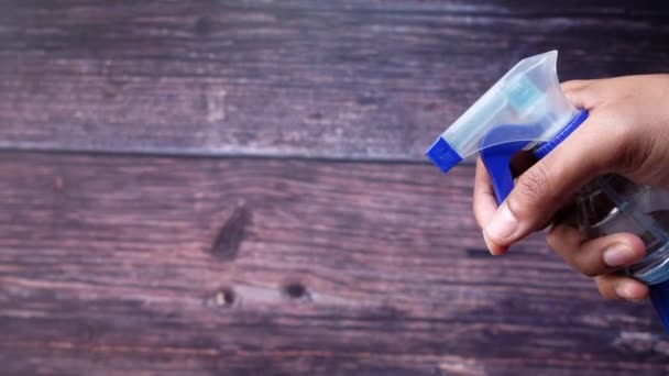 Mão segurando frasco de spray e mesa de limpeza — Vídeo de Stock