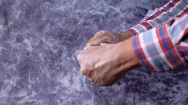 Руки з мильною теплою водою за допомогою гелю для дезінфікування рук — стокове відео
