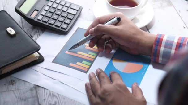 Jeune homme analyse main dans la main les données financières au bureau — Video