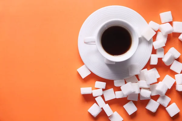 Terrón de azúcar y café sobre fondo naranja —  Fotos de Stock