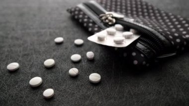 Siyah zemin üzerinde beyaz ilaç ve su toplayıcılarının üst görünümü 