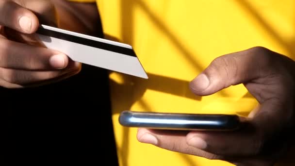 Man hand hålla kreditkort och använda smarttelefon shopping online — Stockvideo