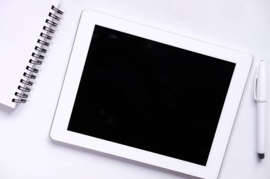 Masasında ekranı olan dijital tabletin üst görünümü 
