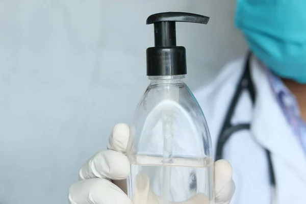 Doctor sosteniendo desinfectante de mano con espacio para copias  . — Foto de Stock