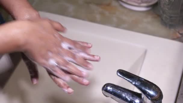 Mytí rukou dobře pomoci zabránit viru, — Stock video