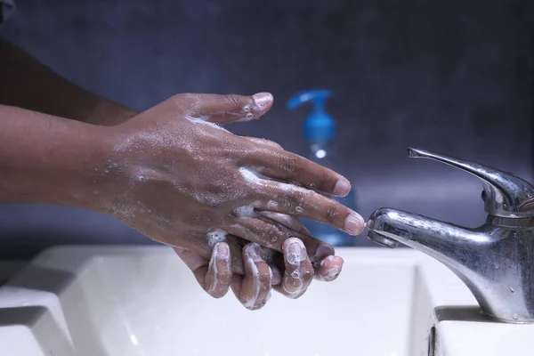 Lavarse bien las manos ayuda a prevenir el virus , —  Fotos de Stock