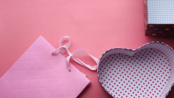 Відкрити порожню подарункову коробку на рожевому фоні — стокове відео