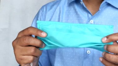 El ele tutuşan adam maskesi, kapat. 