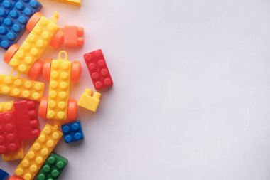 Beyazda kopyalama alanı olan renkli yapı taşları 