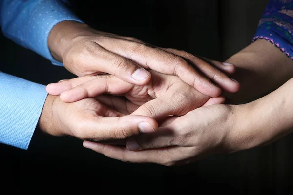 Zwei Menschen, die sich an Händen halten, Symbol der Gefühle, des Mitgefühls — Stockfoto