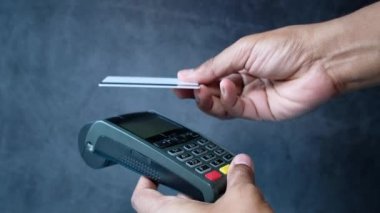 Ödeme terminali bir karttan şarj ediliyor, kapat