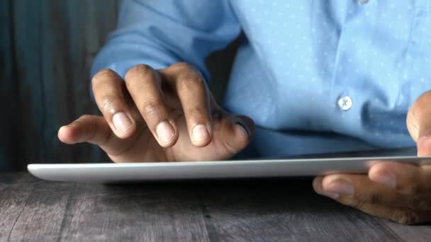 Hombre mano análisis gráfico en tableta digital en el escritorio de la oficina — Vídeo de stock