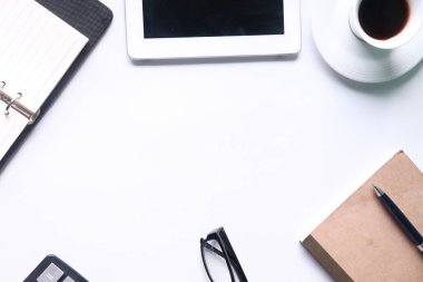 Dijital tablet ve not defteriyle ofis masasının üst görünümü 