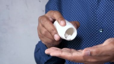 İlaç alan genç adam, kapat şunu.