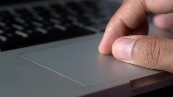 Человек прокручивает пальцы на планшете для ноутбука — стоковое видео