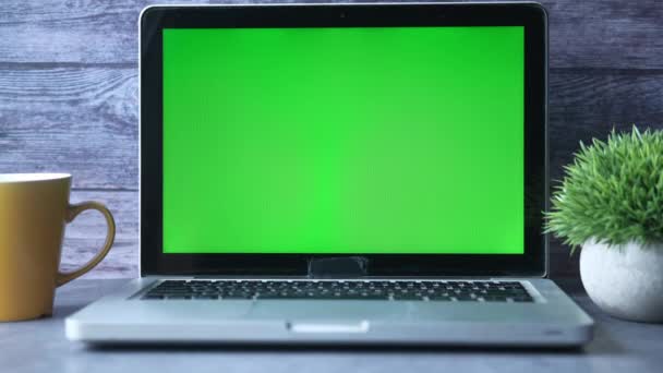 Экран ноутбука с зеленым дисплеем изолирован на белом . — стоковое видео