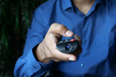 Uzaktan kumandayı tutan adama yaklaş.