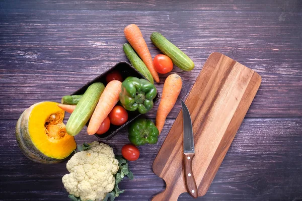 Healthy food selection with fresh vegetables on chopping board on table — Stock Photo, Image