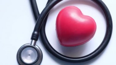 Beyaz arkaplanda kalp şekli ve steteskop. 