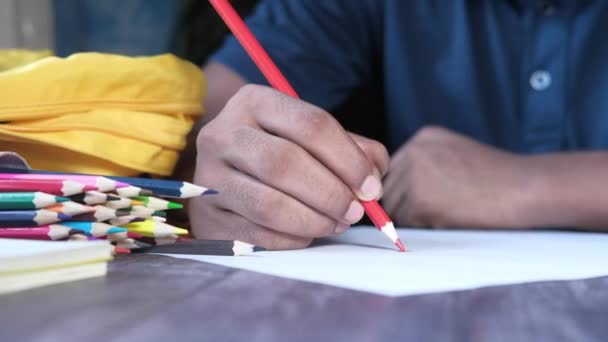Jongen tekening met kleurpotlood op een pagina. — Stockvideo