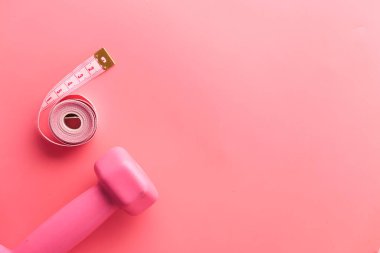 Dambıl ve mezuranın pembe üzerindeki üst görünümü 