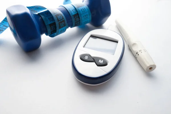 Kits de medição de açúcar no sangue para diabetes em fundo branco — Fotografia de Stock