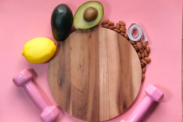 Kost plan koncept med hackbräda och friska frukter på rosa bakgrund — Stockfoto