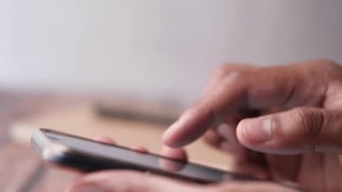 Erkeğin elini kapat. Akıllı telefon kullan. 