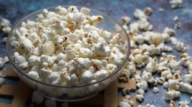 Bir kasedeki patlamış mısırın yakın görüntüsü 