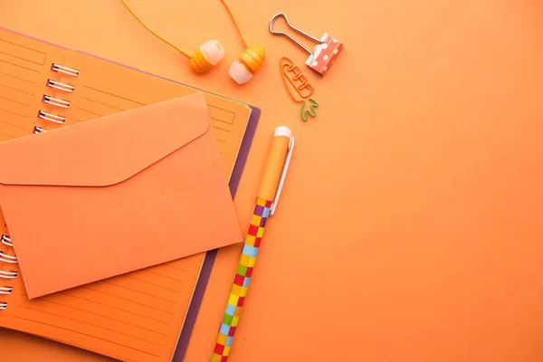 Πορτοκαλί σημειωματάριο, πληκτρολόγιο, στυλό και φάκελο με αντίγραφο χώρο — Φωτογραφία Αρχείου