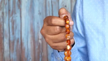 Ramazan 'da namaz kılan müslüman adam 