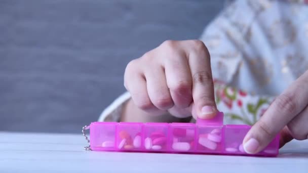 Mujeres jóvenes que toman medicamentos de la caja de pastillas . — Vídeos de Stock