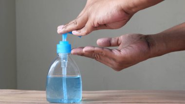 Erkek eli dezenfektan jeli, sağlık ve tıbbi bakım kullanıyor. .
