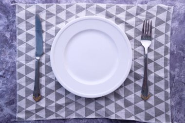 Ahşap arka planda temiz tabak ve çatal bıçak takımı