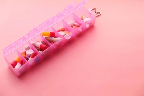 Вид зверху на коробку таблеток на рожевому фоні — стокове фото