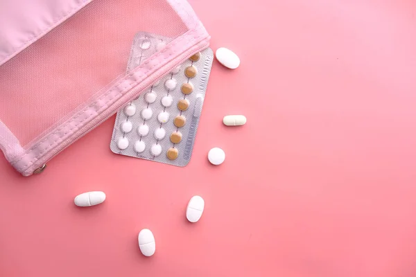 P-piller på rosa bakgrund, Ovanifrån — Stockfoto