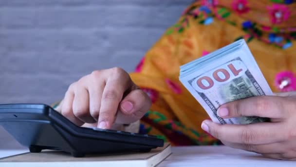 Gros plan de femmes asiatiques main à l'aide de la calculatrice — Video