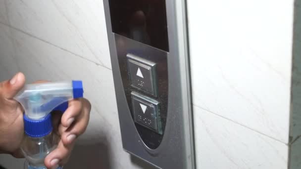 Main du personnel en utilisant lingette humide nettoyage d'un ascenseur bouton-poussoir panneau de commande — Video