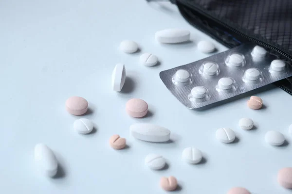Ovanifrån av vita piller spiller från behållare — Stockfoto