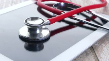 Modern Dijital Tablet Üzerinde Tıbbi Stetoskop Beyaz Arkaplanda 