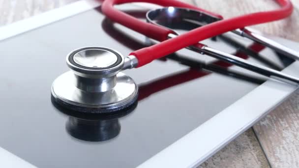 Estetoscópio Médico em Tablet Digital Moderno em Fundo Branco — Vídeo de Stock