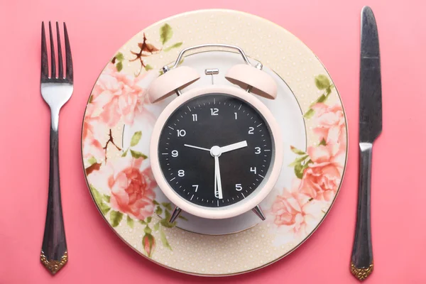 Sağlıklı yemek konsepti, tabakta çalar saat 